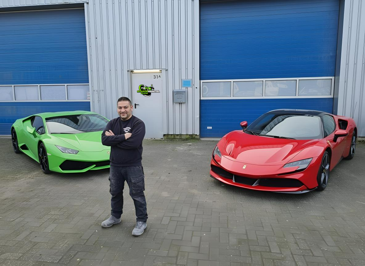 Schadeherstel Kosta eigenaar met Lamborghini en Ferrari voor de werkplaats